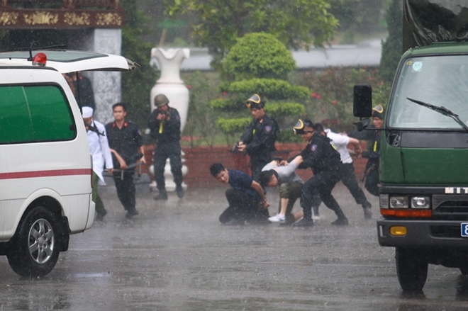 Sinh viên Cảnh sát trình diễn bắn súng, giải cứu con tin trong cơn mưa tầm tã - Ảnh minh hoạ 12